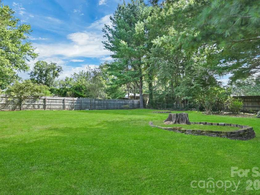 34 Long View Drive, Burnsville, NC 28714.  MLS# CAR4418705, YatesRealty ID 47238. 