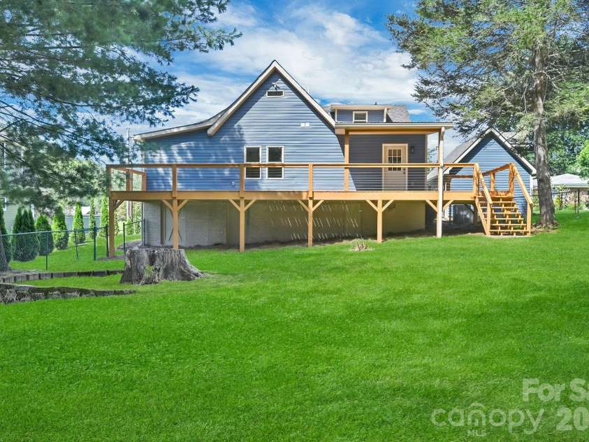 34 Long View Drive, Burnsville, NC 28714.  MLS# CAR4418705, YatesRealty ID 47238. 