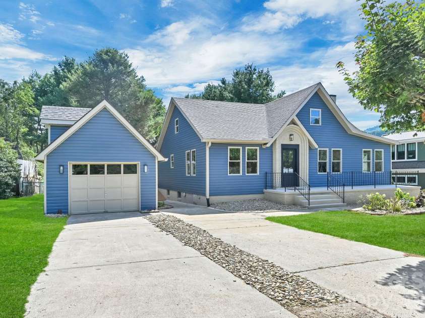 34 Long View Drive, Burnsville, NC 28714.  MLS# CAR4418705, YatesRealty ID 47238. 