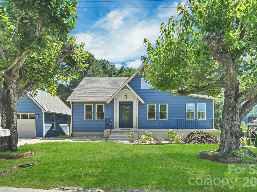 34 Long View Drive, Burnsville, NC 28714.  MLS# CAR4418705, YatesRealty ID 47238. 