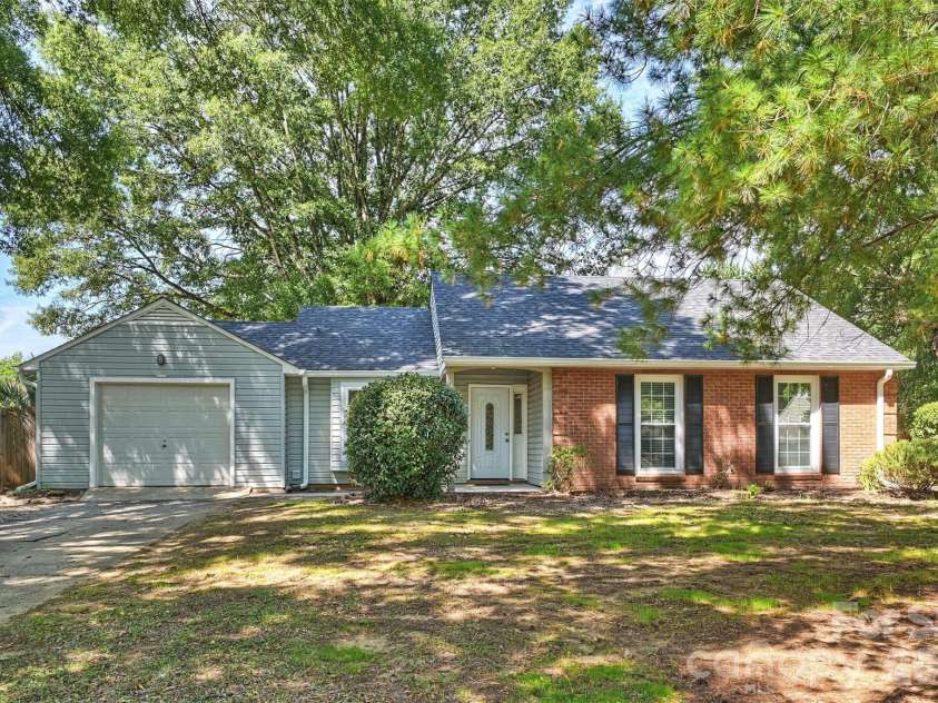 6422 Pineburr Road, Charlotte, NC 28211.  MLS# CAR4418937, YatesRealty ID 47239. 