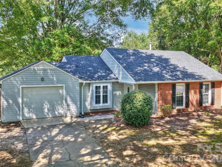 6422 Pineburr Road, Charlotte, NC 28211.  MLS# CAR4418937, YatesRealty ID 47239. 