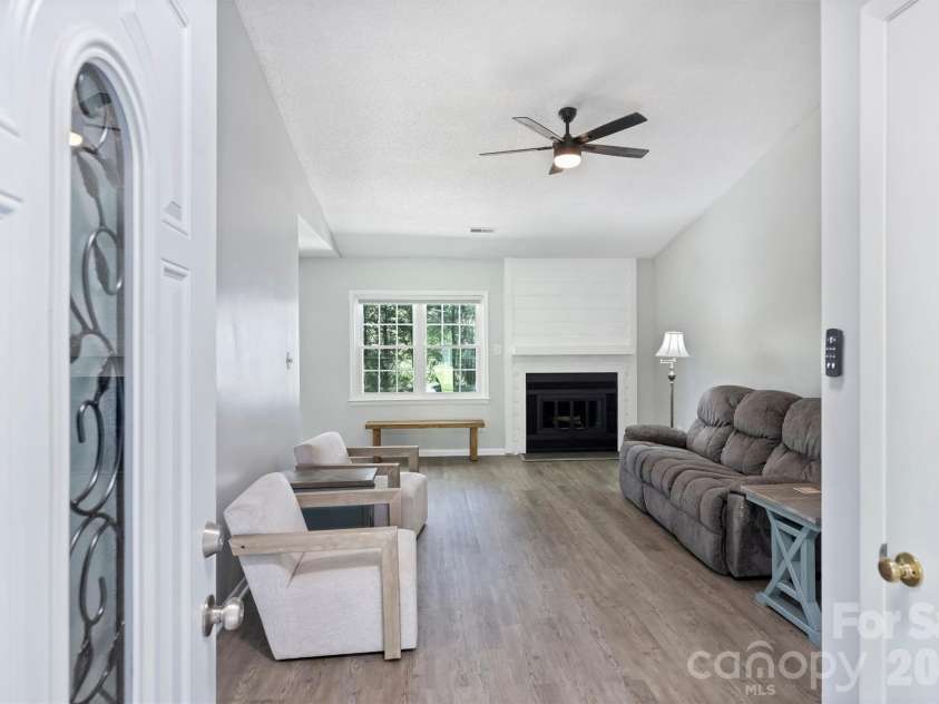 6422 Pineburr Road, Charlotte, NC 28211.  MLS# CAR4418937, YatesRealty ID 47239. 