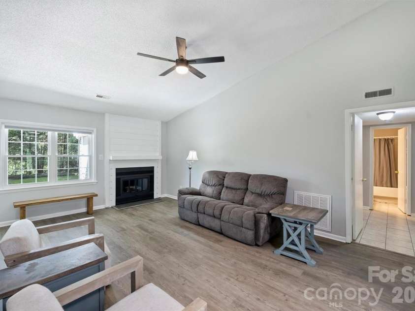 6422 Pineburr Road, Charlotte, NC 28211.  MLS# CAR4418937, YatesRealty ID 47239. 
