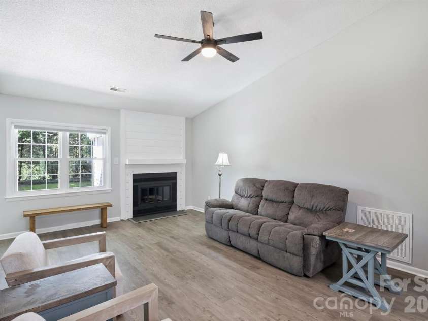 6422 Pineburr Road, Charlotte, NC 28211.  MLS# CAR4418937, YatesRealty ID 47239. 