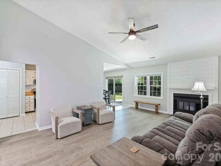 6422 Pineburr Road, Charlotte, NC 28211.  MLS# CAR4418937, YatesRealty ID 47239. 
