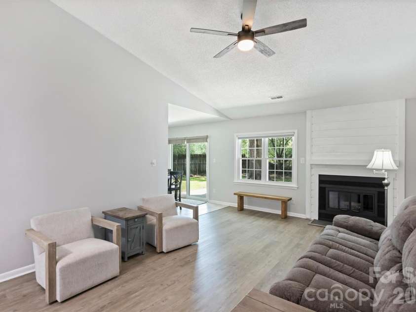 6422 Pineburr Road, Charlotte, NC 28211.  MLS# CAR4418937, YatesRealty ID 47239. 