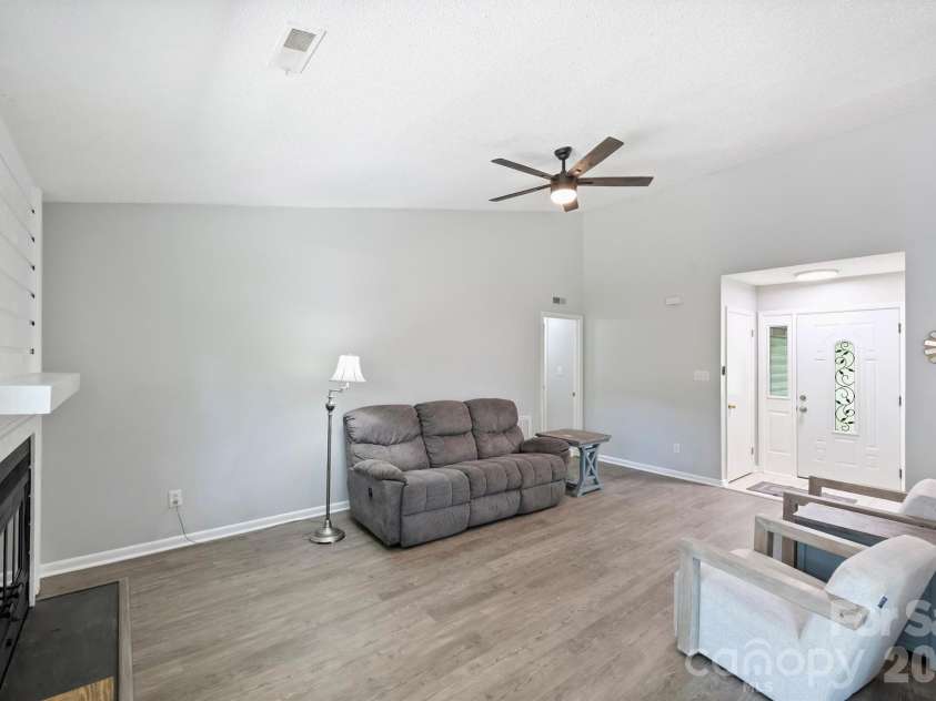 6422 Pineburr Road, Charlotte, NC 28211.  MLS# CAR4418937, YatesRealty ID 47239. 