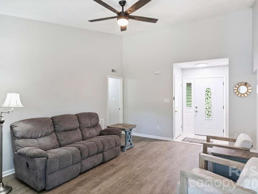 6422 Pineburr Road, Charlotte, NC 28211.  MLS# CAR4418937, YatesRealty ID 47239. 