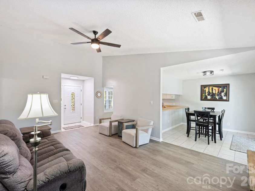 6422 Pineburr Road, Charlotte, NC 28211.  MLS# CAR4418937, YatesRealty ID 47239. 