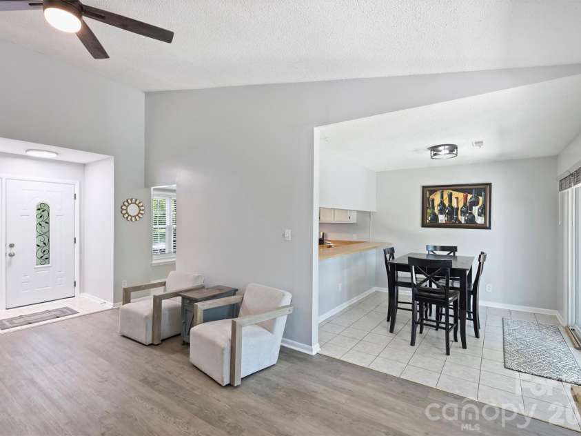 6422 Pineburr Road, Charlotte, NC 28211.  MLS# CAR4418937, YatesRealty ID 47239. 