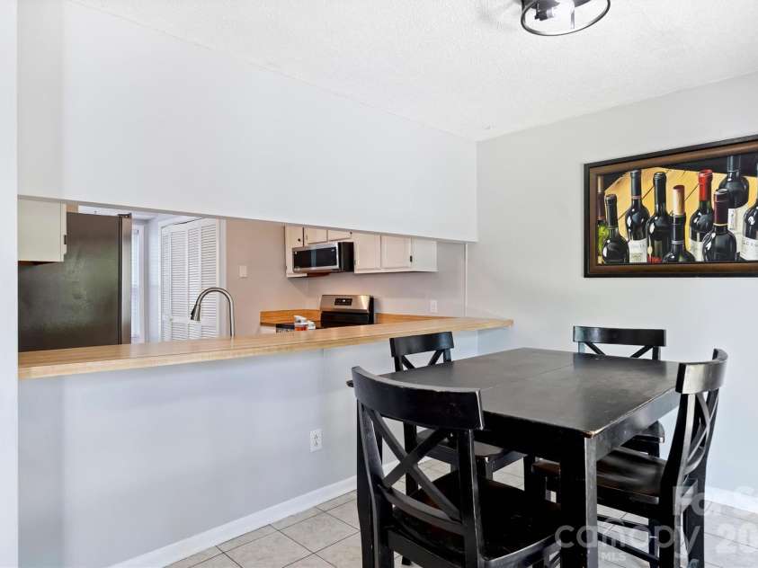 6422 Pineburr Road, Charlotte, NC 28211.  MLS# CAR4418937, YatesRealty ID 47239. 