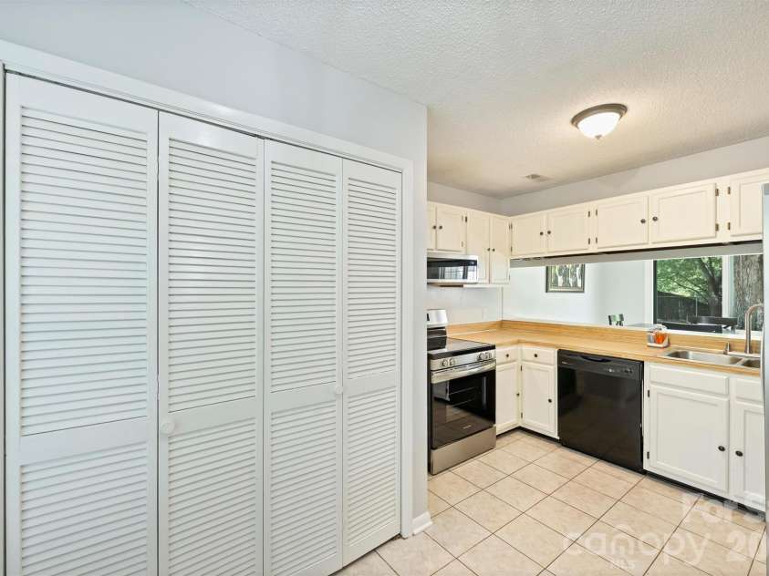 6422 Pineburr Road, Charlotte, NC 28211.  MLS# CAR4418937, YatesRealty ID 47239. 