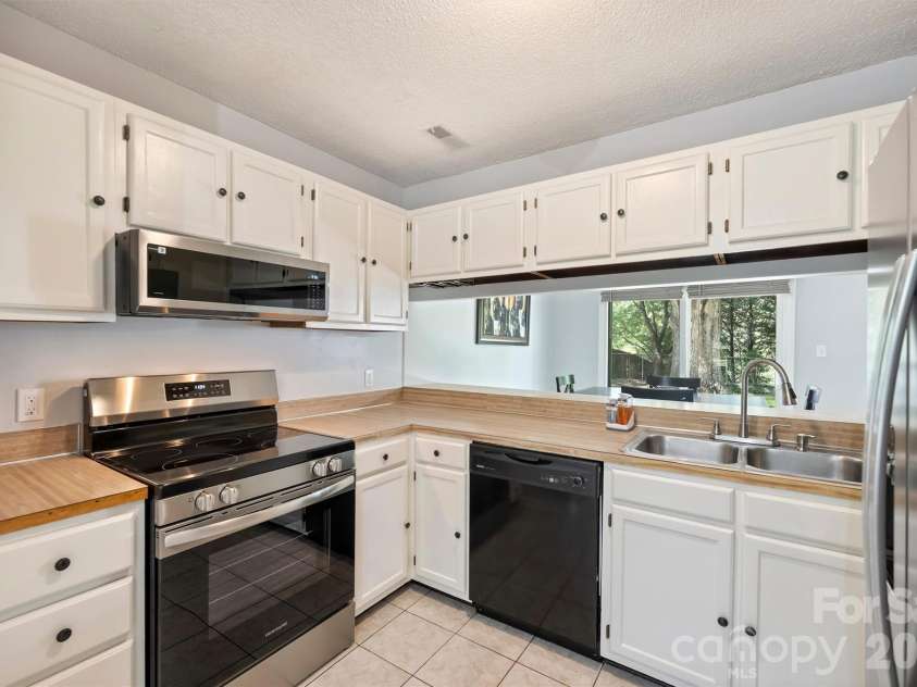 6422 Pineburr Road, Charlotte, NC 28211.  MLS# CAR4418937, YatesRealty ID 47239. 