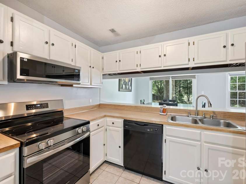 6422 Pineburr Road, Charlotte, NC 28211.  MLS# CAR4418937, YatesRealty ID 47239. 