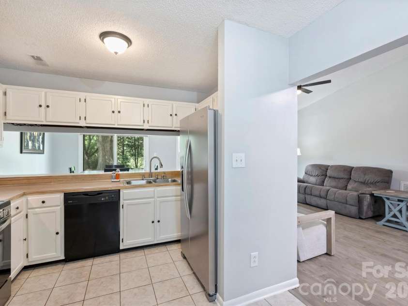 6422 Pineburr Road, Charlotte, NC 28211.  MLS# CAR4418937, YatesRealty ID 47239. 