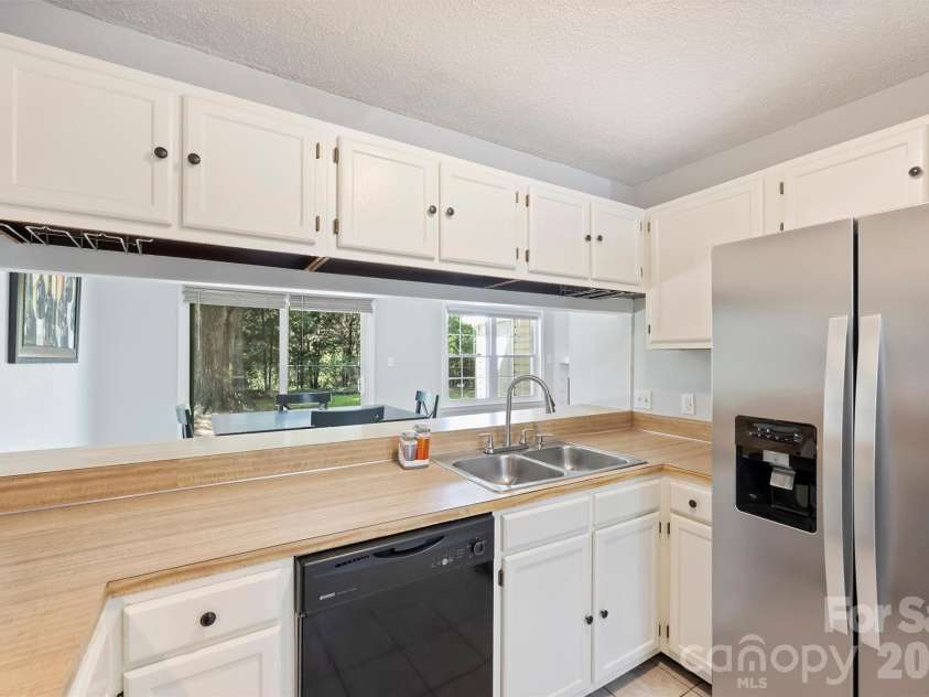 6422 Pineburr Road, Charlotte, NC 28211.  MLS# CAR4418937, YatesRealty ID 47239. 