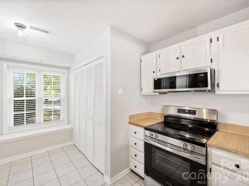6422 Pineburr Road, Charlotte, NC 28211.  MLS# CAR4418937, YatesRealty ID 47239. 