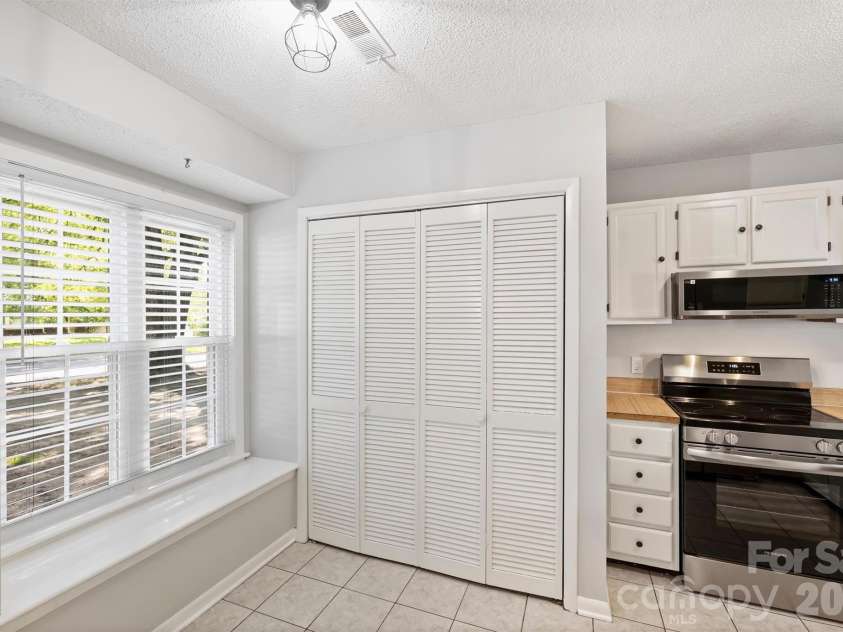 6422 Pineburr Road, Charlotte, NC 28211.  MLS# CAR4418937, YatesRealty ID 47239. 