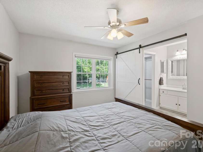 6422 Pineburr Road, Charlotte, NC 28211.  MLS# CAR4418937, YatesRealty ID 47239. 
