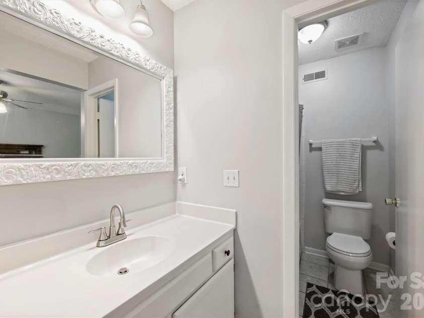 6422 Pineburr Road, Charlotte, NC 28211.  MLS# CAR4418937, YatesRealty ID 47239. 