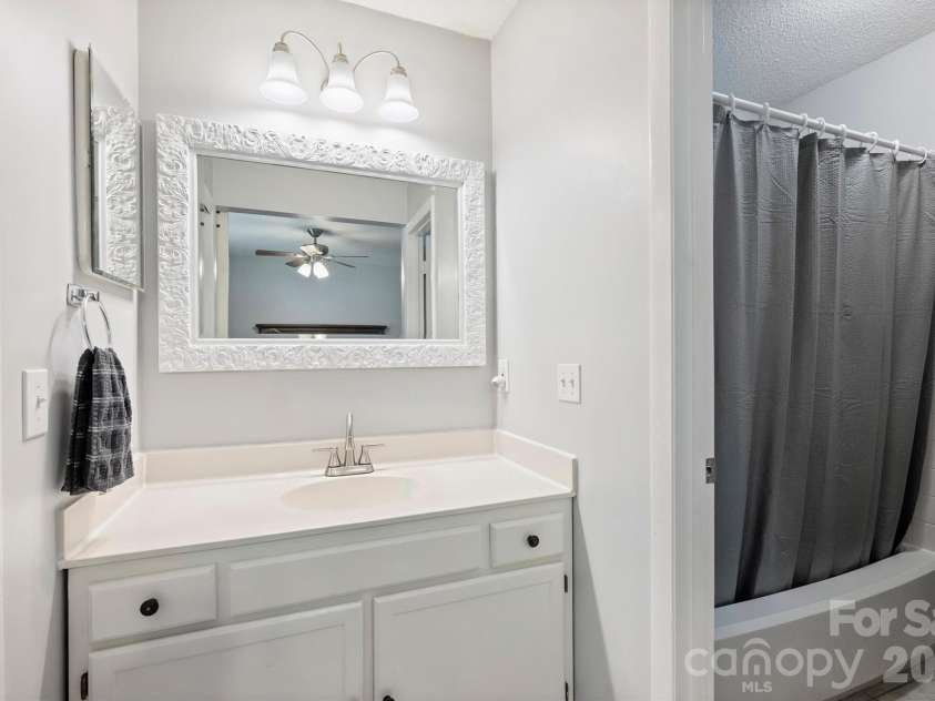 6422 Pineburr Road, Charlotte, NC 28211.  MLS# CAR4418937, YatesRealty ID 47239. 