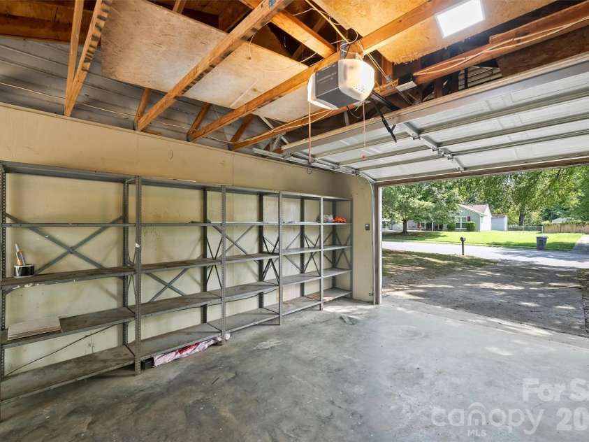 6422 Pineburr Road, Charlotte, NC 28211.  MLS# CAR4418937, YatesRealty ID 47239. 