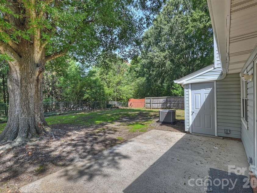 6422 Pineburr Road, Charlotte, NC 28211.  MLS# CAR4418937, YatesRealty ID 47239. 