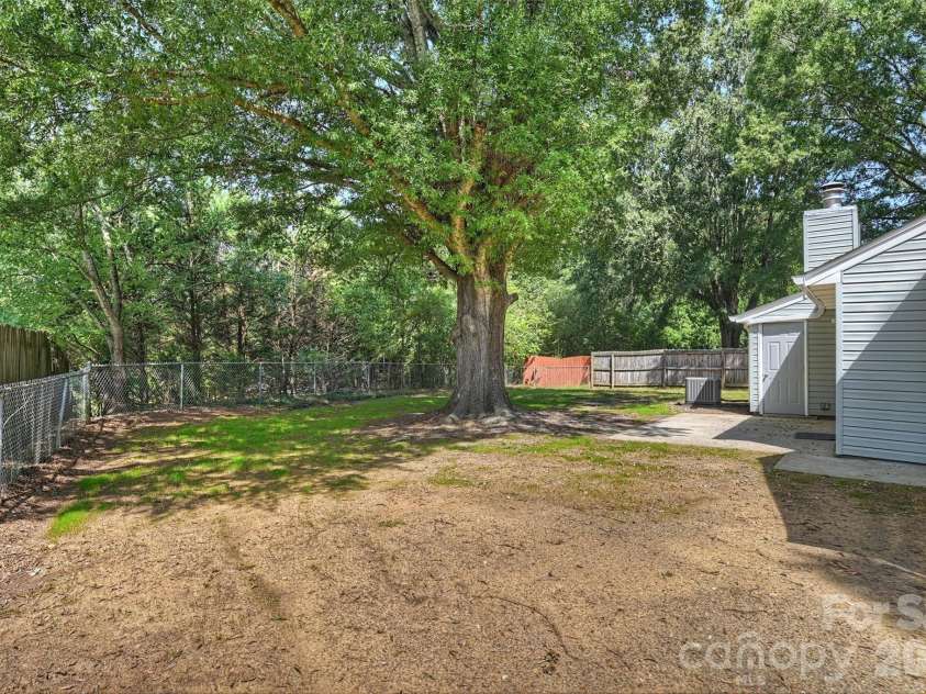 6422 Pineburr Road, Charlotte, NC 28211.  MLS# CAR4418937, YatesRealty ID 47239. 