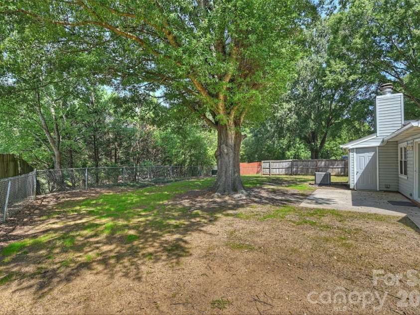 6422 Pineburr Road, Charlotte, NC 28211.  MLS# CAR4418937, YatesRealty ID 47239. 