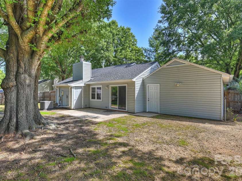 6422 Pineburr Road, Charlotte, NC 28211.  MLS# CAR4418937, YatesRealty ID 47239. 