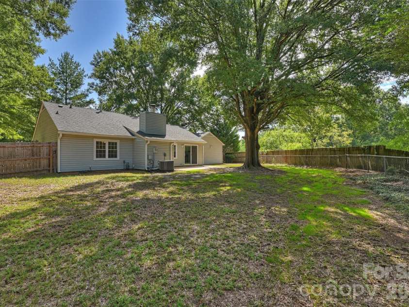 6422 Pineburr Road, Charlotte, NC 28211.  MLS# CAR4418937, YatesRealty ID 47239. 