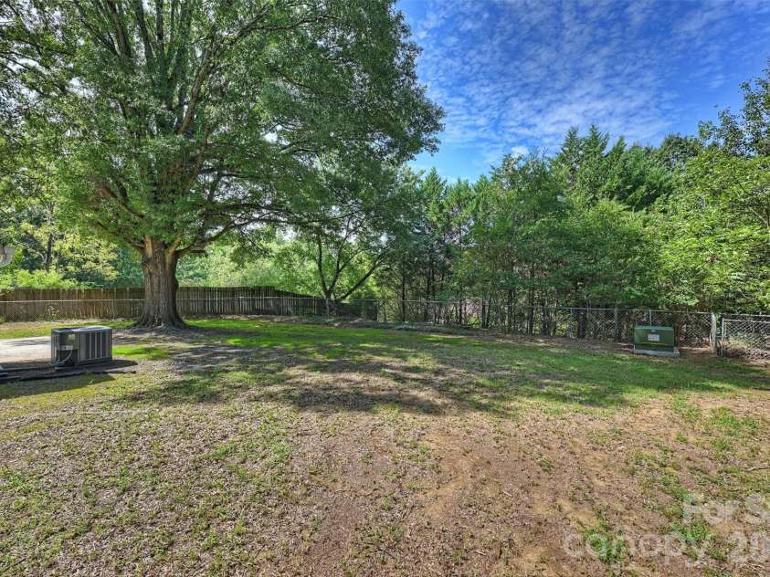 6422 Pineburr Road, Charlotte, NC 28211.  MLS# CAR4418937, YatesRealty ID 47239. 