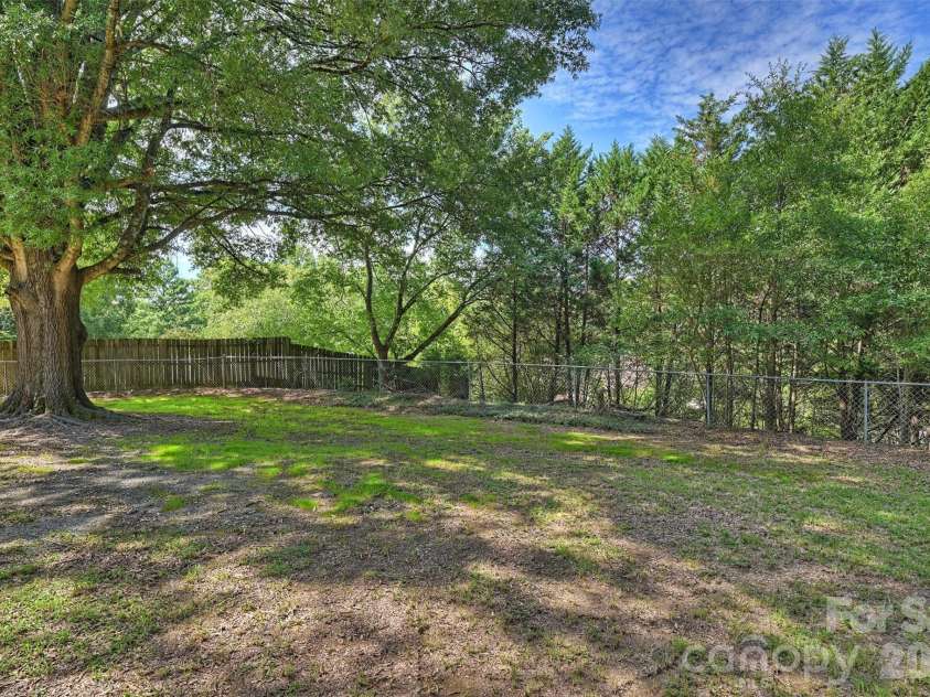6422 Pineburr Road, Charlotte, NC 28211.  MLS# CAR4418937, YatesRealty ID 47239. 
