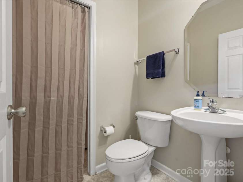 10107 Atkins Ridge Drive, Charlotte, NC 28213.  MLS# CAR4241737, YatesRealty ID 4724. 