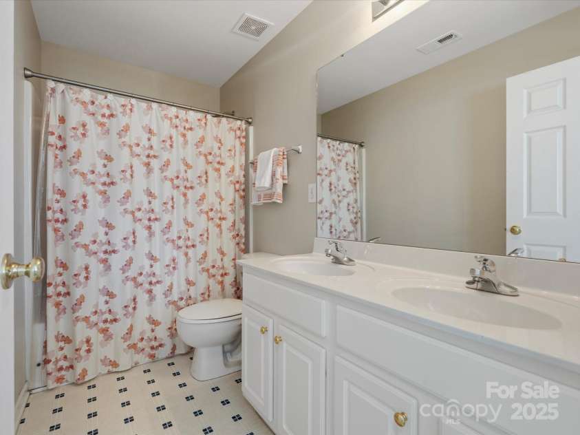 10107 Atkins Ridge Drive, Charlotte, NC 28213.  MLS# CAR4241737, YatesRealty ID 4724. 