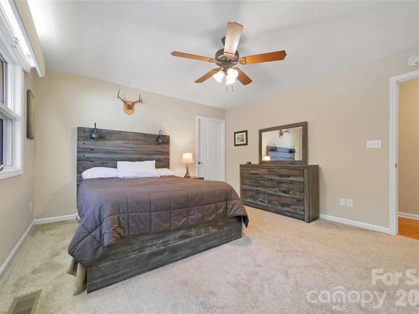 59 Agaliha Lane, Brevard, NC 28712.  MLS# CAR4338161, YatesRealty ID 4724. 1st guest bedroom has access door to the right of the bed to the bathroom which also has access from the hallway.