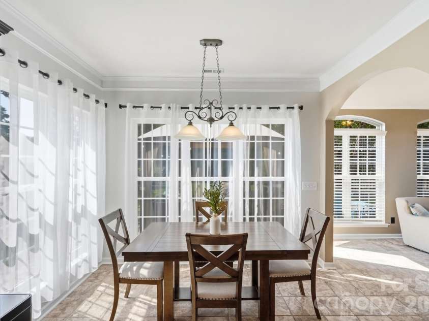 134 Lamplighter Lane, Mooresville, NC 28115.  MLS# CAR4418304, YatesRealty ID 47242. Bright breakfast area surrounded by windows.