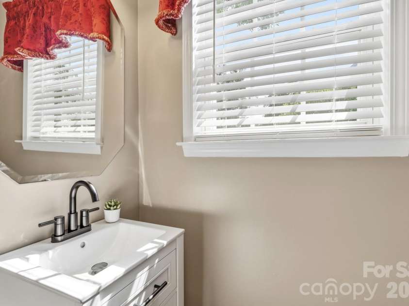 134 Lamplighter Lane, Mooresville, NC 28115.  MLS# CAR4418304, YatesRealty ID 47242. Convenient main-level half bath.