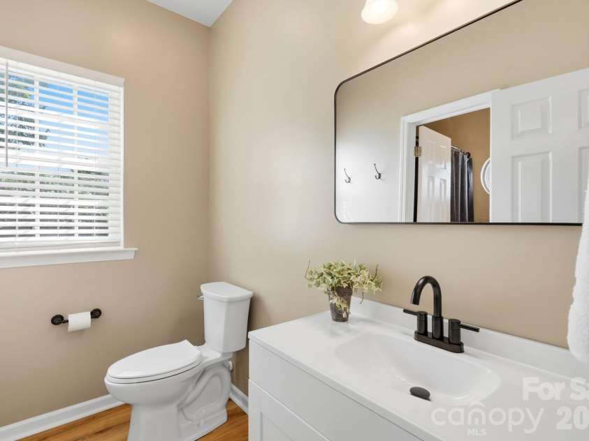 134 Lamplighter Lane, Mooresville, NC 28115.  MLS# CAR4418304, YatesRealty ID 47242. Full Bath with hallway access.