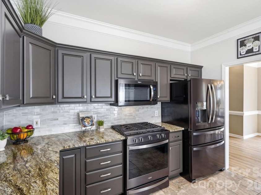 134 Lamplighter Lane, Mooresville, NC 28115.  MLS# CAR4418304, YatesRealty ID 47242. Plenty prep space make this kitchen ready for everyday living.