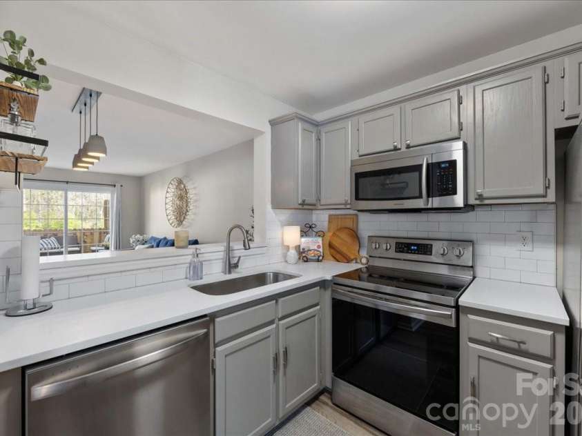 1301 Maple Shade Lane, Charlotte, NC 28270.  MLS# CAR4358514, YatesRealty ID 4725. Kitchen