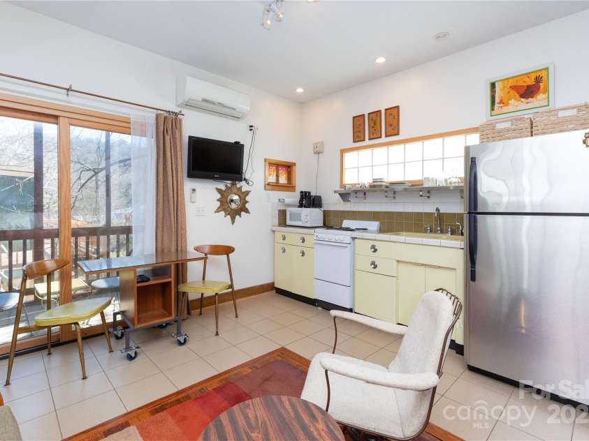 297 Hillside Street, Asheville, NC 28801.  MLS# CAR4203222, YatesRealty ID 4725. 2nd floor studio apt