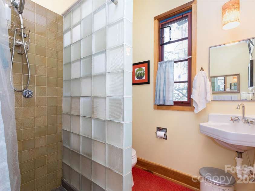 297 Hillside Street, Asheville, NC 28801.  MLS# CAR4326761, YatesRealty ID 4725. 2nd floor bathroom