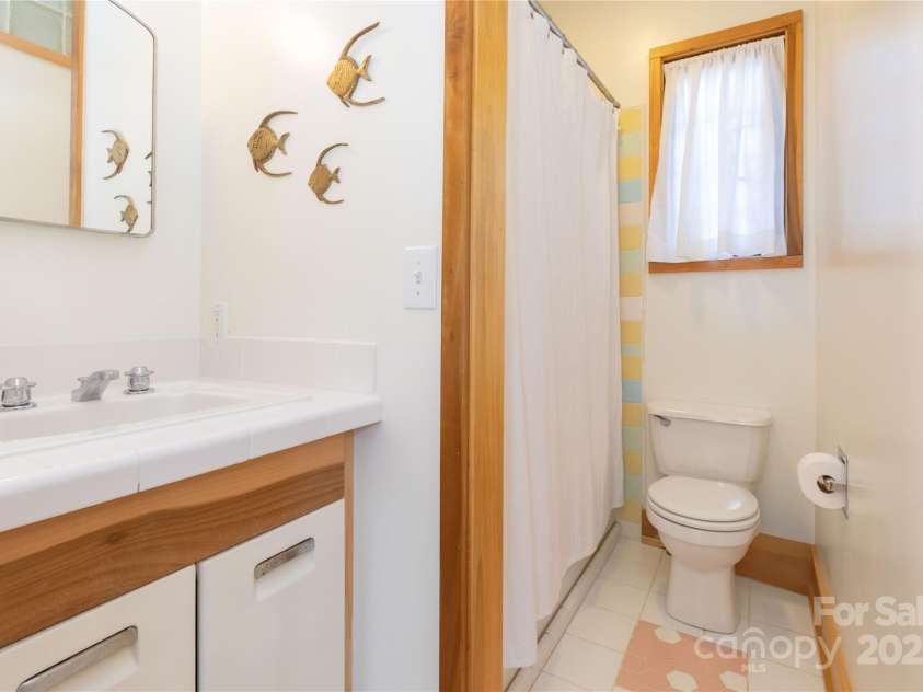 297 Hillside Street, Asheville, NC 28801.  MLS# CAR4326761, YatesRealty ID 4725. 2nd floor studio apt