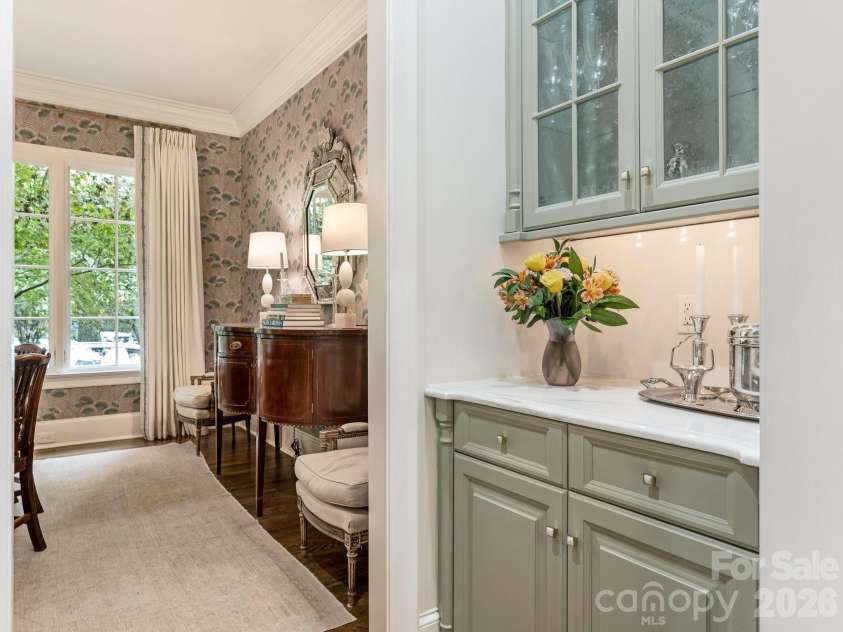 2946 Wheelock Road, Charlotte, NC 28211.  MLS# CAR4386105, YatesRealty ID 47250. Bar