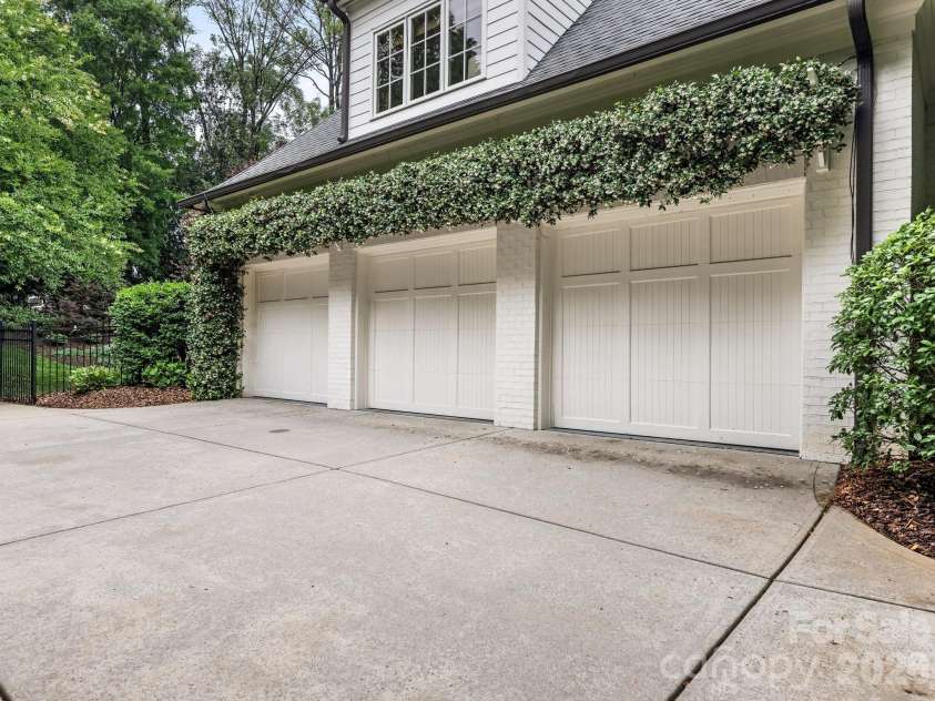 2946 Wheelock Road, Charlotte, NC 28211.  MLS# CAR4386105, YatesRealty ID 47250. Garage