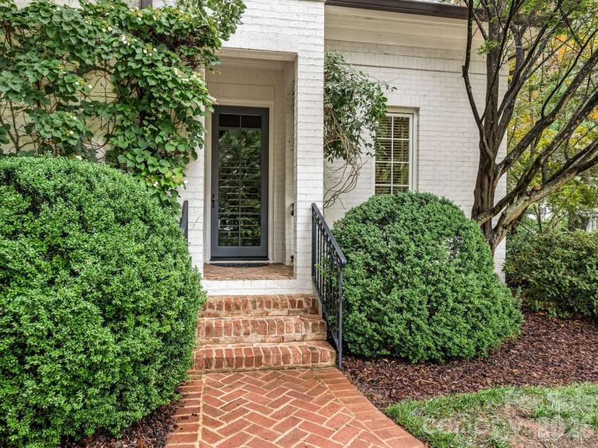 2946 Wheelock Road, Charlotte, NC 28211.  MLS# CAR4386105, YatesRealty ID 47250. Side Entry