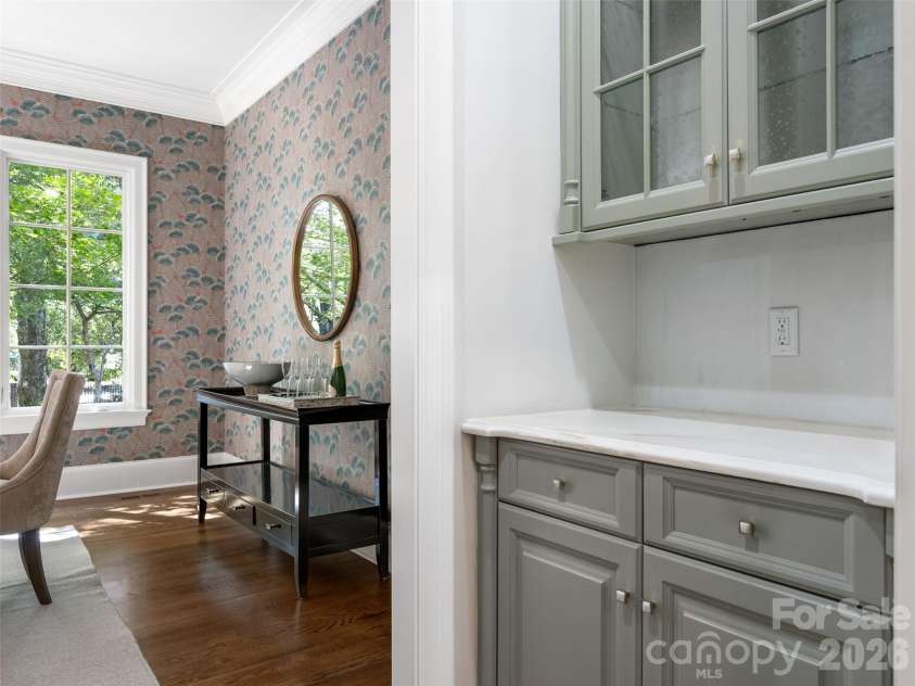 2946 Wheelock Road, Charlotte, NC 28211.  MLS# CAR4422920, YatesRealty ID 47250. Butler's Pantry