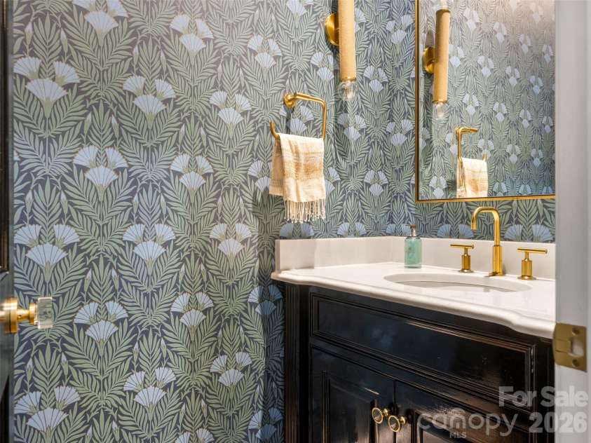 2946 Wheelock Road, Charlotte, NC 28211.  MLS# CAR4422920, YatesRealty ID 47250. Powder Room